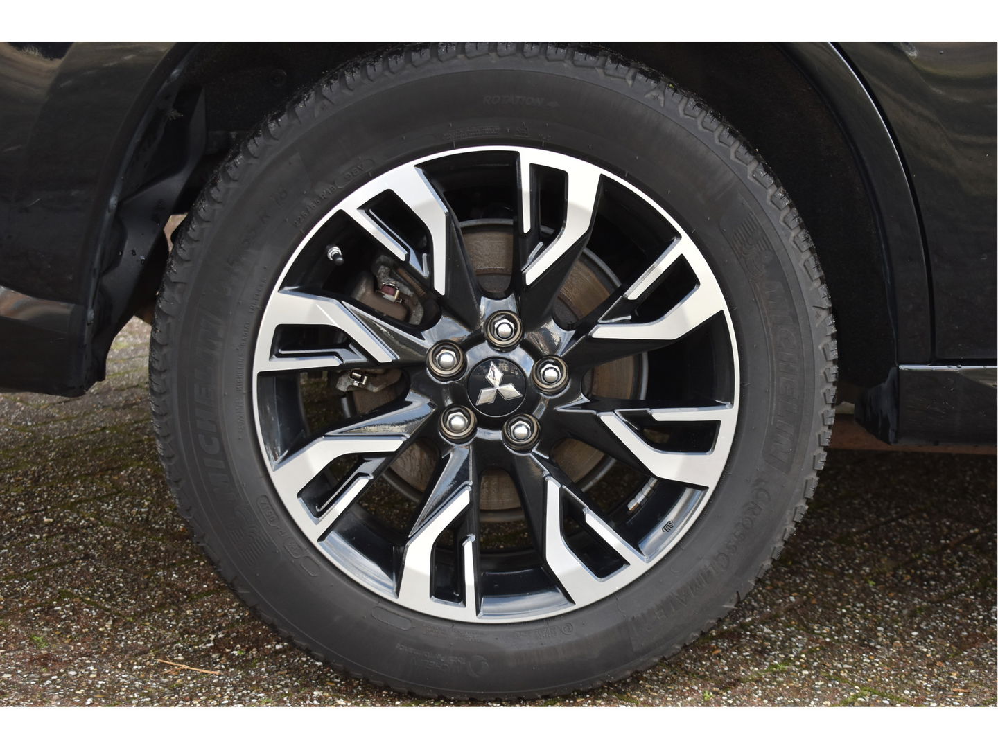 Mitsubishi Outlander 2.0 PHEV Premium 203PK 4WD | NL-Auto | Camera | Trekhaak | Carplay | Standkachel | Keyless | Stoel- & stuurverwarming | Allweathers | LED / Xenon