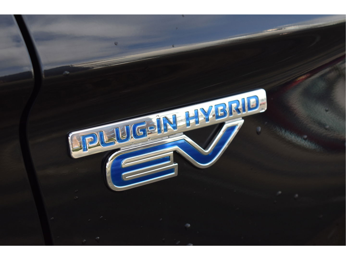 Mitsubishi Outlander 2.0 PHEV Premium 203PK 4WD | NL-Auto | Camera | Trekhaak | Carplay | Standkachel | Keyless | Stoel- & stuurverwarming | Allweathers | LED / Xenon