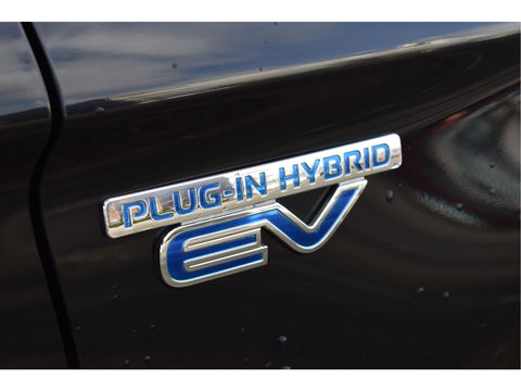 Mitsubishi Outlander 2.0 PHEV Premium 203PK 4WD | NL-Auto | Camera | Trekhaak | Carplay | Standkachel | Keyless | Stoel- & stuurverwarming | Allweathers | LED / Xenon