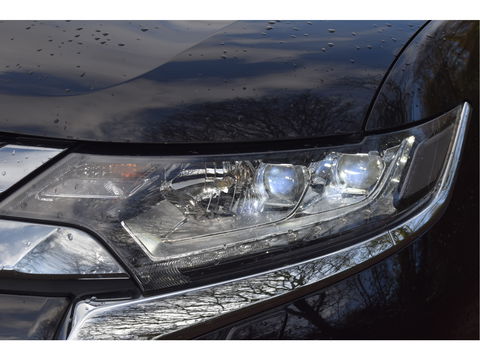 Mitsubishi Outlander 2.0 PHEV Premium 203PK 4WD | NL-Auto | Camera | Trekhaak | Carplay | Standkachel | Keyless | Stoel- & stuurverwarming | Allweathers | LED / Xenon