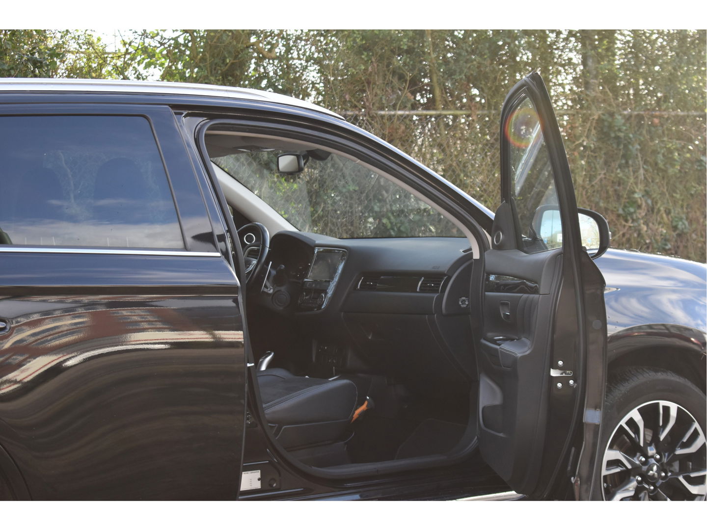 Mitsubishi Outlander 2.0 PHEV Premium 203PK 4WD | NL-Auto | Camera | Trekhaak | Carplay | Standkachel | Keyless | Stoel- & stuurverwarming | Allweathers | LED / Xenon
