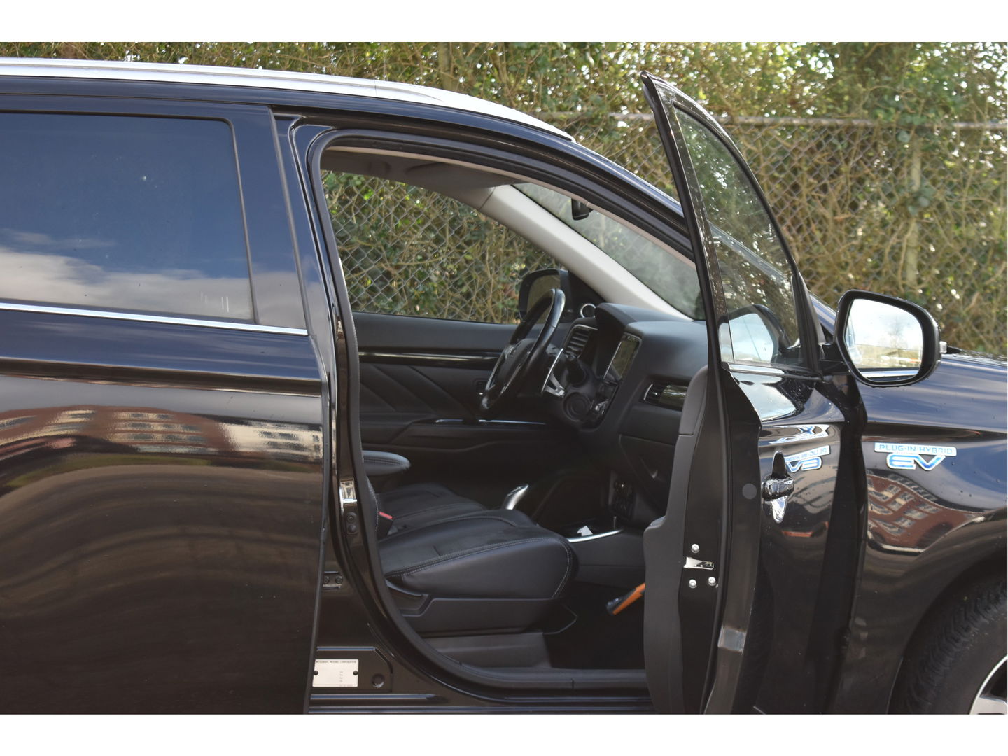 Mitsubishi Outlander 2.0 PHEV Premium 203PK 4WD | NL-Auto | Camera | Trekhaak | Carplay | Standkachel | Keyless | Stoel- & stuurverwarming | Allweathers | LED / Xenon