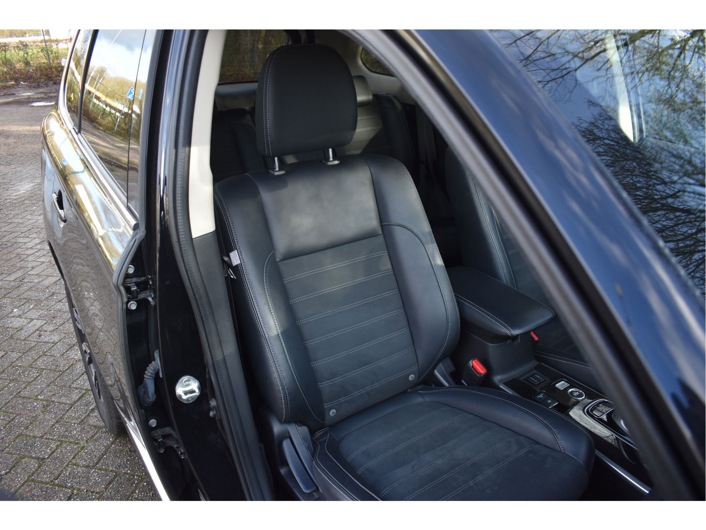 Mitsubishi Outlander 2.0 PHEV Premium 203PK 4WD | NL-Auto | Camera | Trekhaak | Carplay | Standkachel | Keyless | Stoel- & stuurverwarming | Allweathers | LED / Xenon