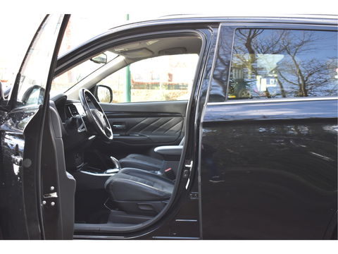Mitsubishi Outlander 2.0 PHEV Premium 203PK 4WD | NL-Auto | Camera | Trekhaak | Carplay | Standkachel | Keyless | Stoel- & stuurverwarming | Allweathers | LED / Xenon