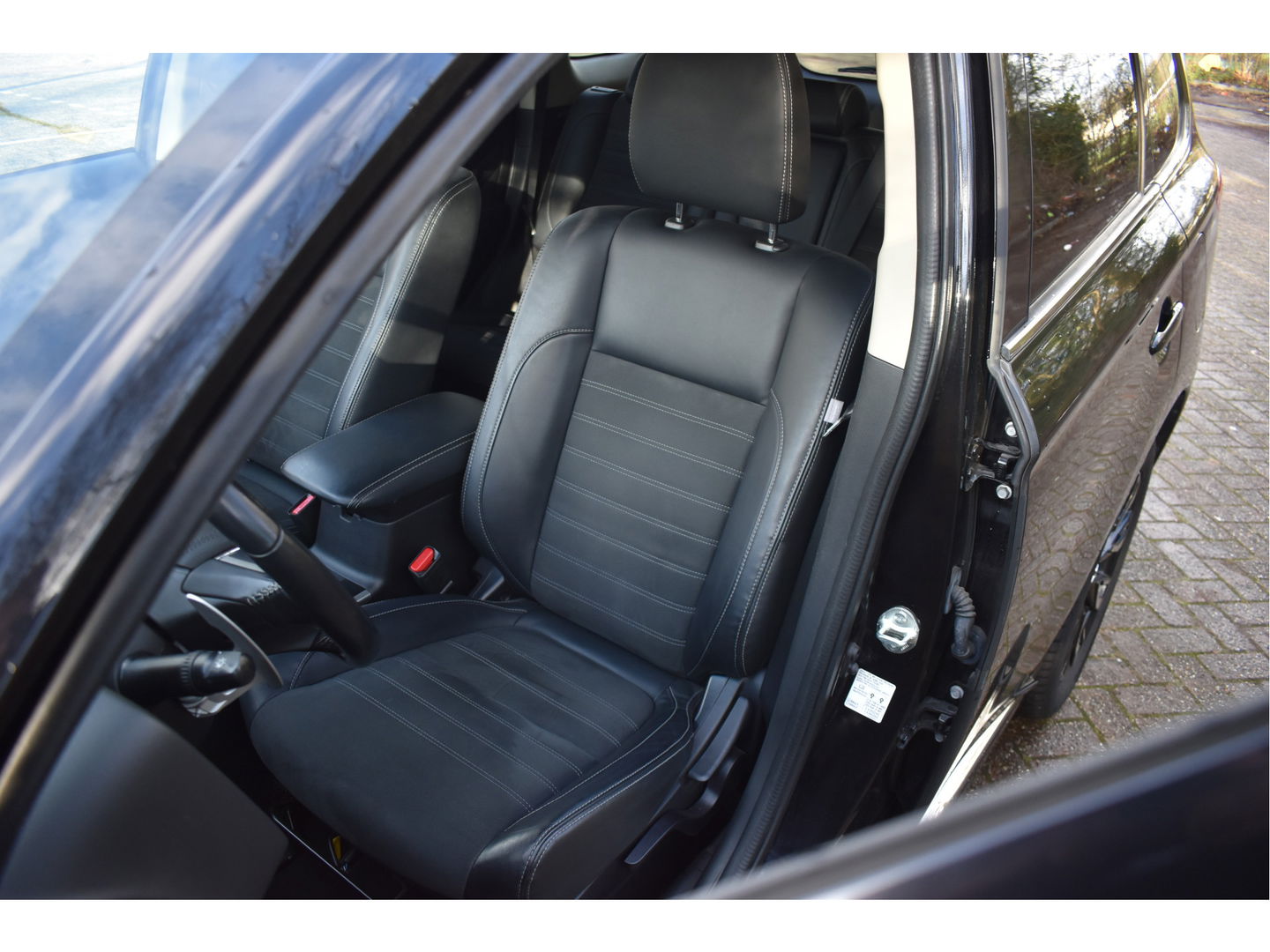 Mitsubishi Outlander 2.0 PHEV Premium 203PK 4WD | NL-Auto | Camera | Trekhaak | Carplay | Standkachel | Keyless | Stoel- & stuurverwarming | Allweathers | LED / Xenon