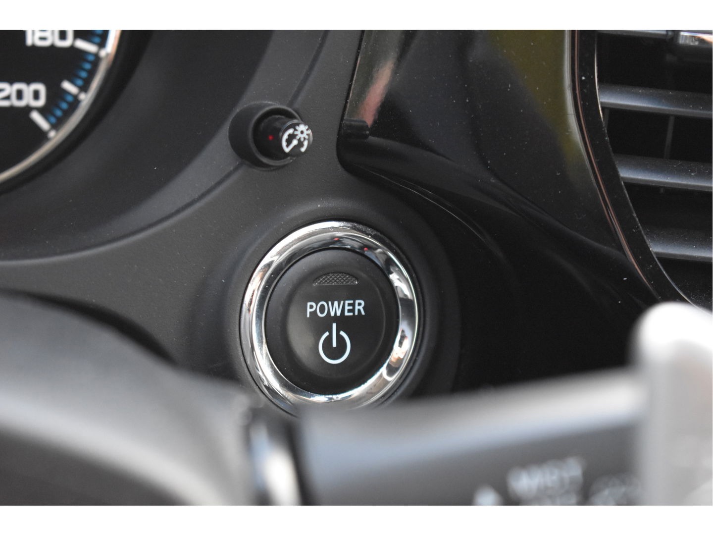 Mitsubishi Outlander 2.0 PHEV Premium 203PK 4WD | NL-Auto | Camera | Trekhaak | Carplay | Standkachel | Keyless | Stoel- & stuurverwarming | Allweathers | LED / Xenon