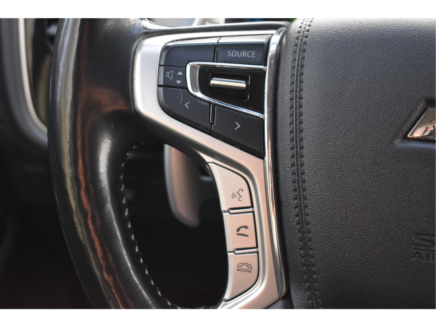 Mitsubishi Outlander 2.0 PHEV Premium 203PK 4WD | NL-Auto | Camera | Trekhaak | Carplay | Standkachel | Keyless | Stoel- & stuurverwarming | Allweathers | LED / Xenon