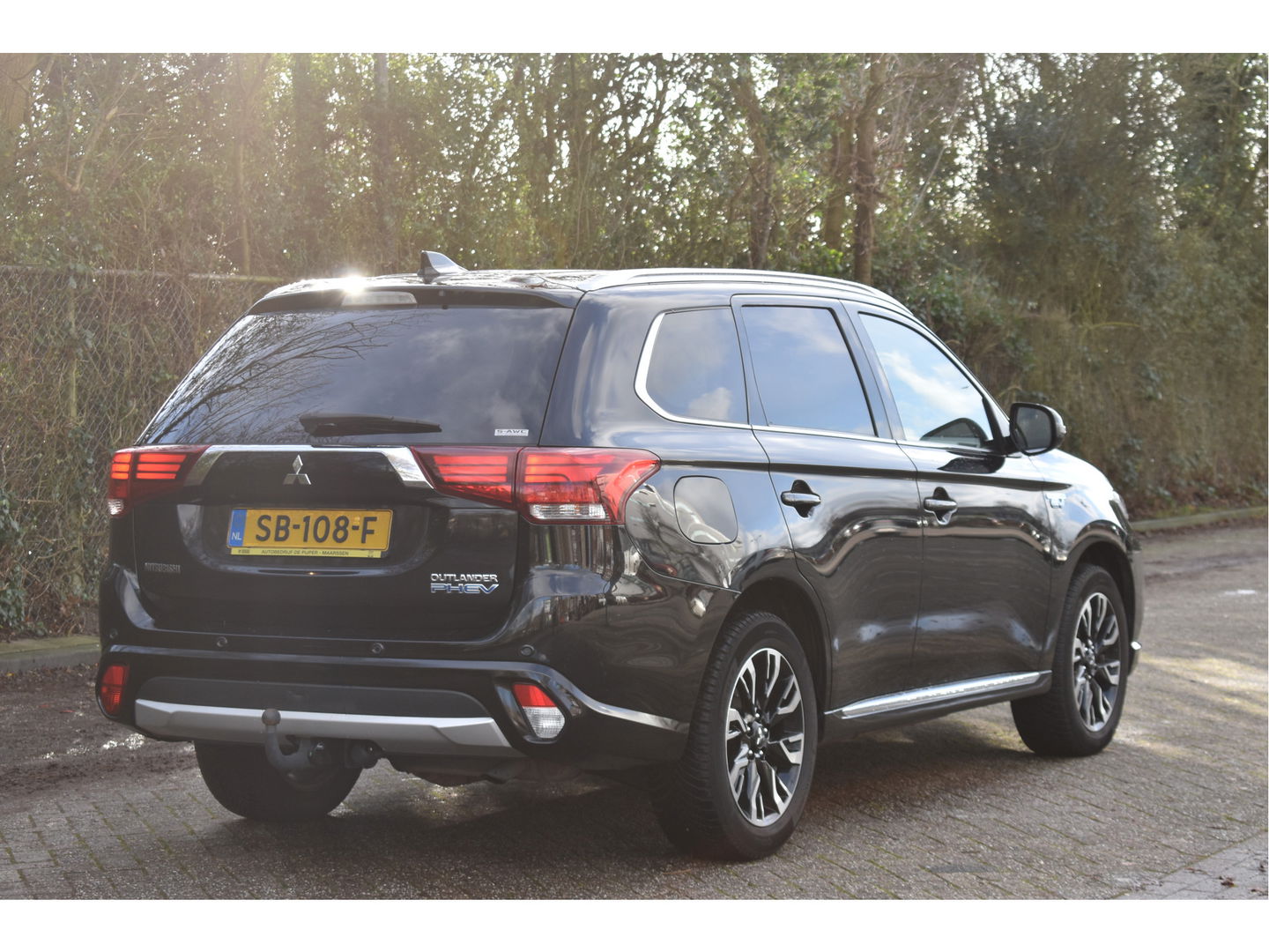 Mitsubishi Outlander 2.0 PHEV Premium 203PK 4WD | NL-Auto | Camera | Trekhaak | Carplay | Standkachel | Keyless | Stoel- & stuurverwarming | Allweathers | LED / Xenon