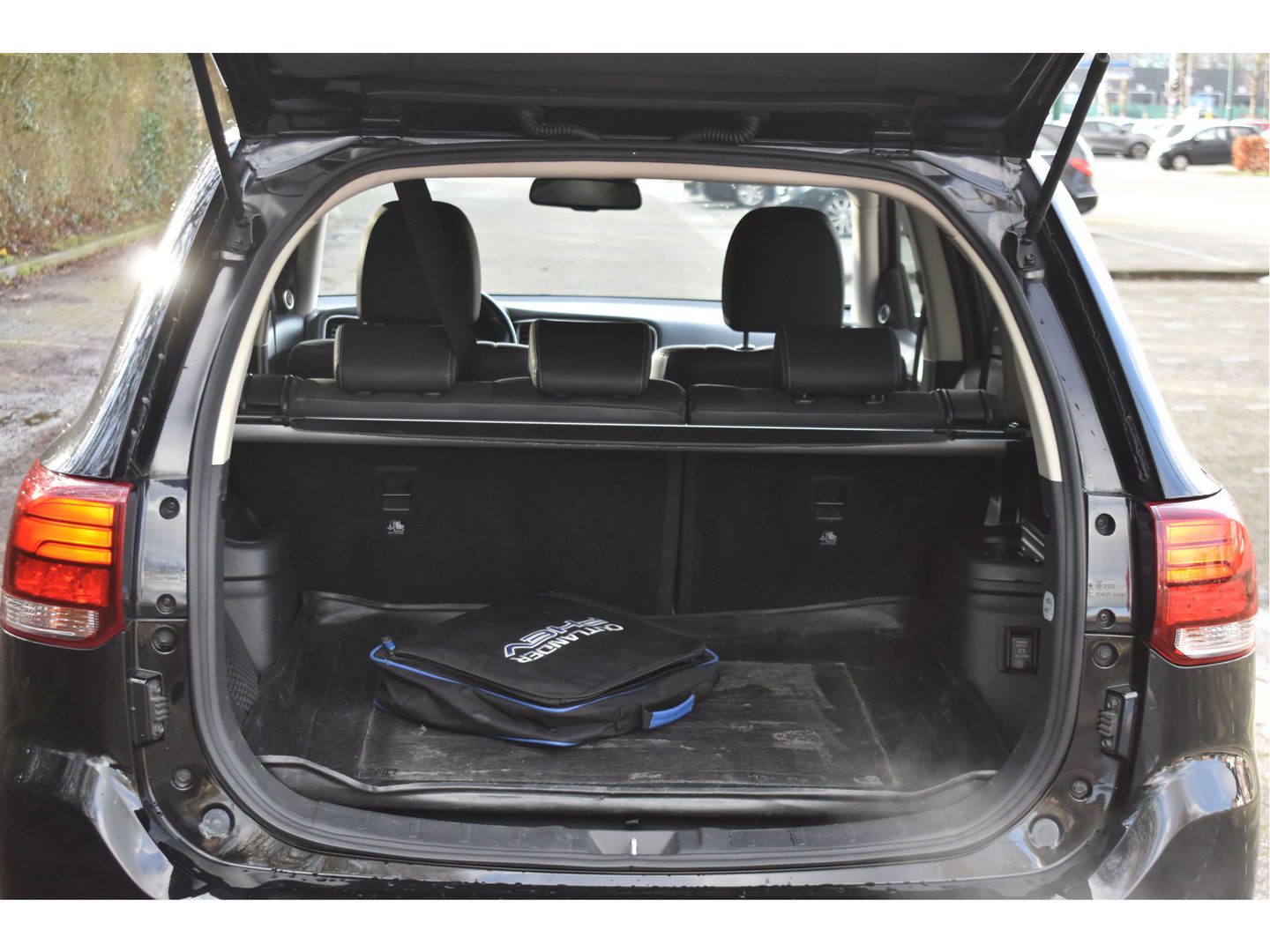 Mitsubishi Outlander 2.0 PHEV Premium 203PK 4WD | NL-Auto | Camera | Trekhaak | Carplay | Standkachel | Keyless | Stoel- & stuurverwarming | Allweathers | LED / Xenon