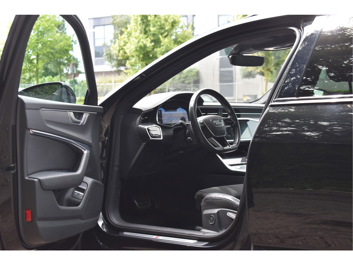 Audi A6 Avant 55 TFSI e quattro Competition 367 PK S-Line 3x | Elekt.haak | Keyless | Open dak | HUD | Carplay | 360 gr.camera | Sfeerverlichting | Full LED | Z+W banden