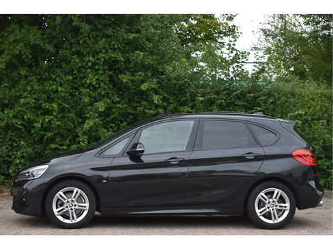 BMW 2 Serie Active Tourer 220i High Executive M-SPORT, VOL, PANO DAK, HEADUP, ADAPT.CC, CAMERA, NAVI, FULL LED, ALLSEASON