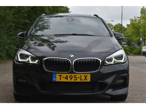 BMW 2 Serie Active Tourer 220i High Executive M-SPORT, VOL, PANO DAK, HEADUP, ADAPT.CC, CAMERA, NAVI, FULL LED, ALLSEASON