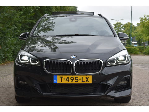BMW 2 Serie Active Tourer 220i High Executive M-SPORT, VOL, PANO DAK, HEADUP, ADAPT.CC, CAMERA, NAVI, FULL LED, ALLSEASON