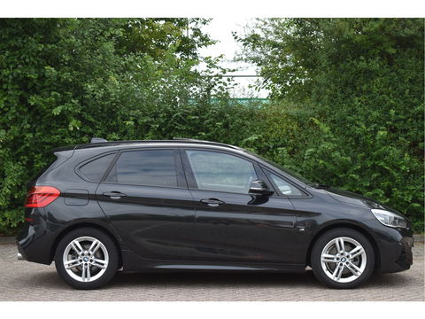 BMW 2 Serie Active Tourer 220i High Executive M-SPORT, VOL, PANO DAK, HEADUP, ADAPT.CC, CAMERA, NAVI, FULL LED, ALLSEASON