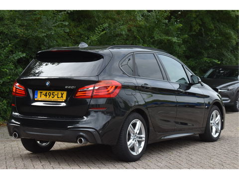 BMW 2 Serie Active Tourer 220i High Executive M-SPORT, VOL, PANO DAK, HEADUP, ADAPT.CC, CAMERA, NAVI, FULL LED, ALLSEASON