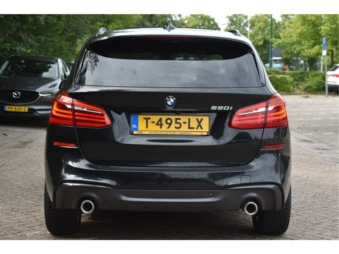 BMW 2 Serie Active Tourer 220i High Executive M-SPORT, VOL, PANO DAK, HEADUP, ADAPT.CC, CAMERA, NAVI, FULL LED, ALLSEASON