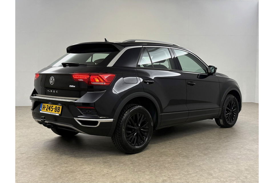 Volkswagen T-Roc TSI Style Business | Camera | Carplay | LED | Trekhaak | Adaptive-Cruise | Parkeersens. | 16"LMV