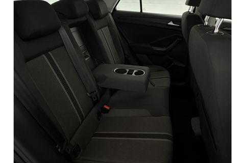 Volkswagen T-Roc TSI Style Business | Camera | Carplay | LED | Trekhaak | Adaptive-Cruise | Parkeersens. | 16"LMV