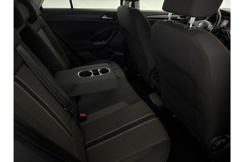 Volkswagen T-Roc TSI Style Business | Camera | Carplay | LED | Trekhaak | Adaptive-Cruise | Parkeersens. | 16"LMV