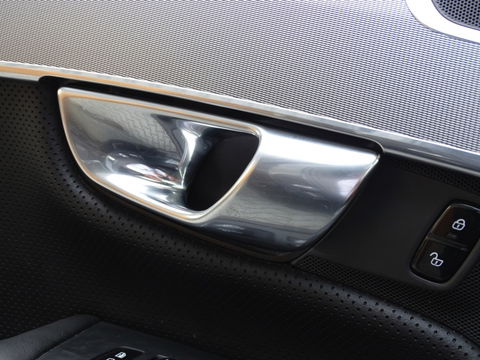 Volvo XC90 T8 408PK AWD R-Design / 2019 / LED