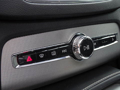 Volvo XC90 T8 408PK AWD R-Design / 2019 / LED
