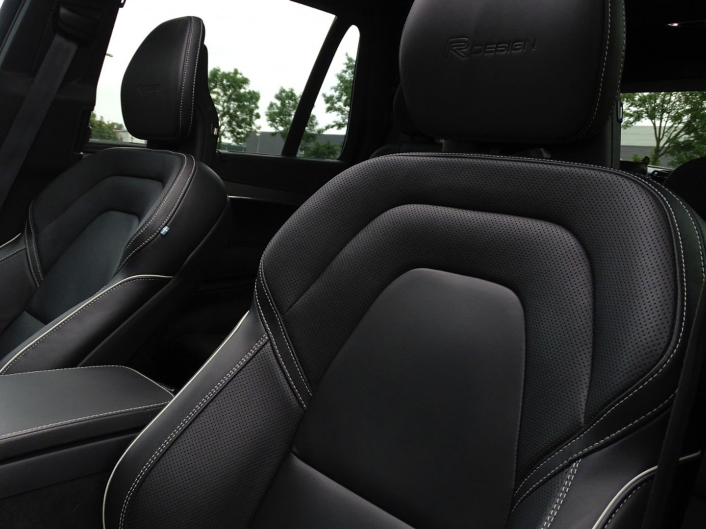 Volvo XC90 T8 408PK AWD R-Design / 2019 / LED