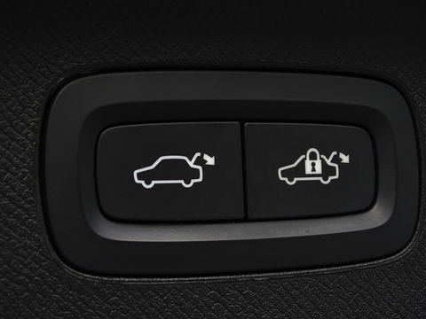 Volvo XC90 T8 408PK AWD R-Design / 2019 / LED