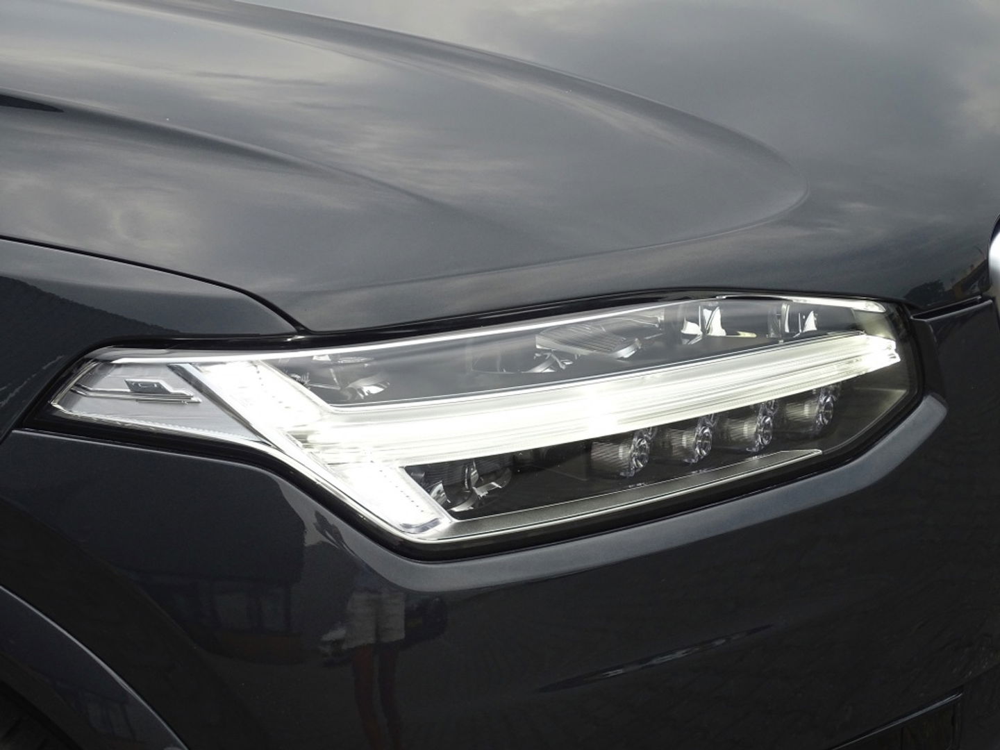 Volvo XC90 T8 408PK AWD R-Design / 2019 / LED