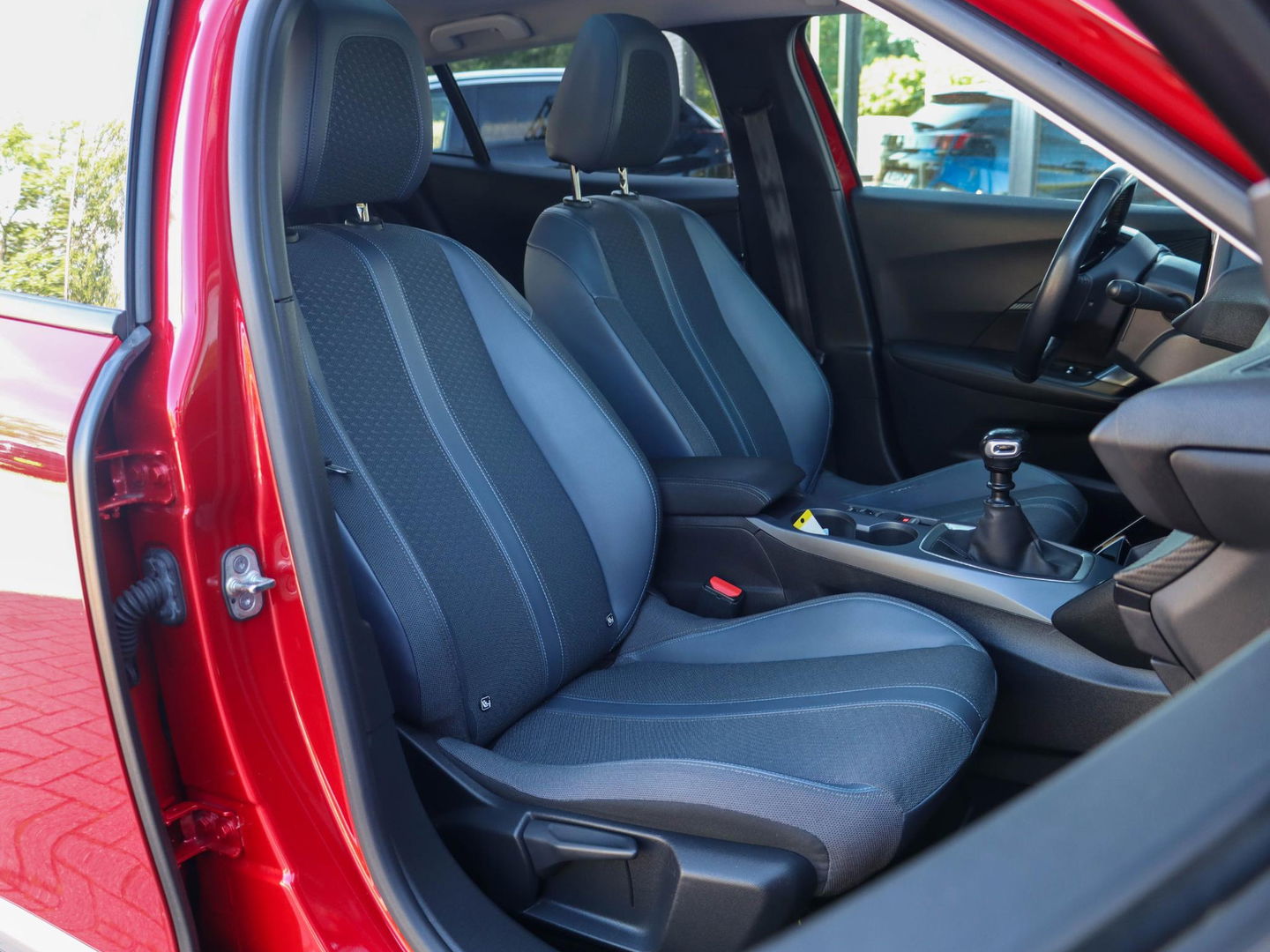 Peugeot 2008 1.2 PureTech Allure 130PK | Panodak | Keyless | Trekhaak