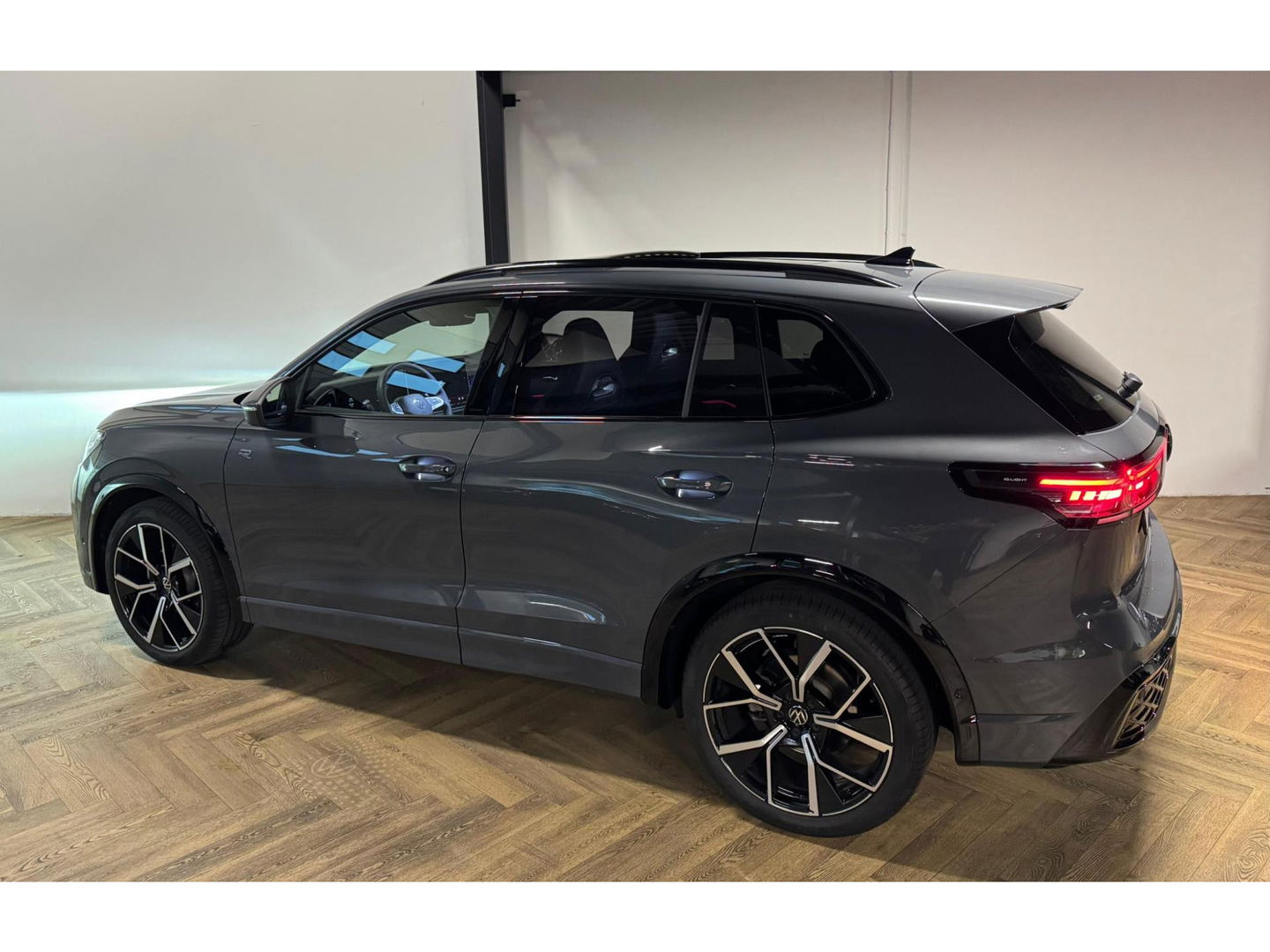 Volkswagen Tiguan 1.5 eTSI R-Line Edition PANO KEYLESS CAM