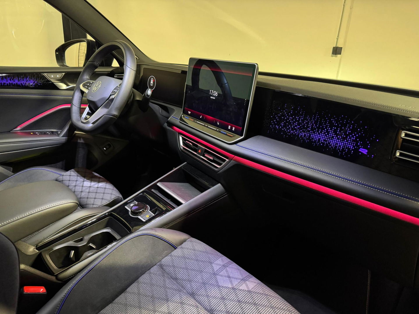 Volkswagen Tiguan 1.5 eTSI R-Line Edition PANO KEYLESS CAM