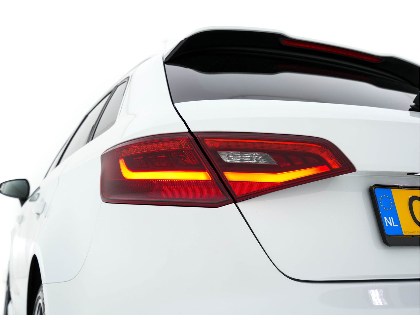 Audi A3 Sportback 1.4 e-tron PHEV Ambition Pro Line plus Aut. *PANO | LEATHER-ALCANTARA | BANG&OLUFSEN-AUDIO | FULL-LED | KEYLESS | NAVI-FULLMAP | SPORT-SEATS | ECC | PRIVACY-GLASS | PDC | SHIFT-PADDLES | CRUISE | 18''ALU*