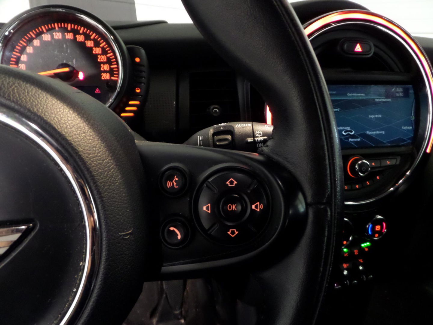 MINI Mini 1.5 Cooper Salt "Origineel NL!" Panoramadak Stoelverwarming Navigatie Bluetooth Head-up display Climatronic Cruise