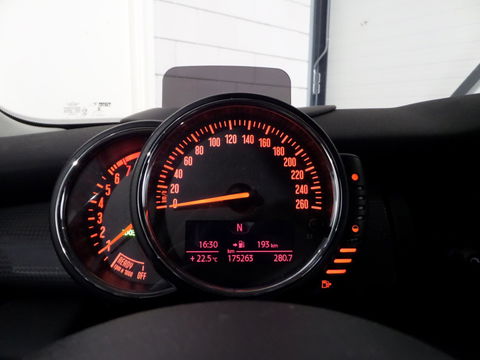 MINI Mini 1.5 Cooper Salt "Origineel NL!" Panoramadak Stoelverwarming Navigatie Bluetooth Head-up display Climatronic Cruise