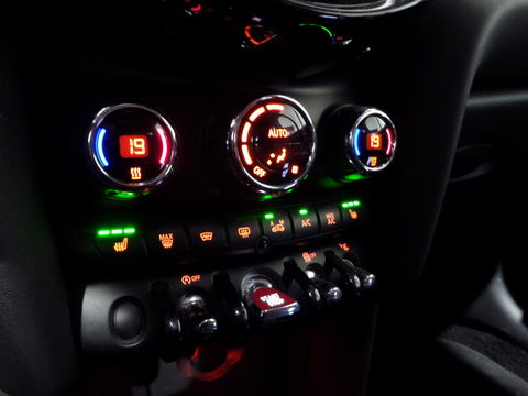 MINI Mini 1.5 Cooper Salt "Origineel NL!" Panoramadak Stoelverwarming Navigatie Bluetooth Head-up display Climatronic Cruise