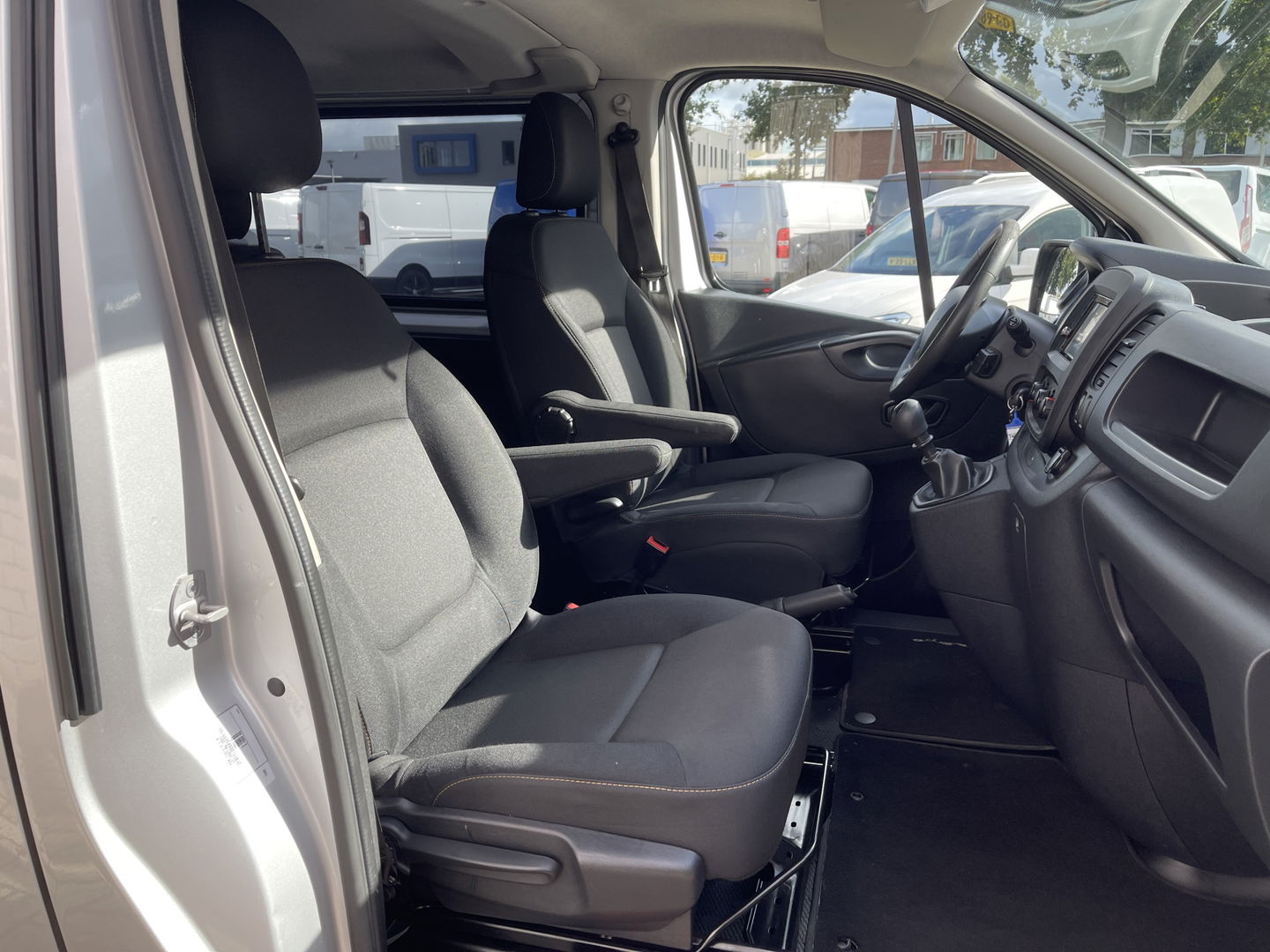 Fiat Talento 1.6 MJ 125pk EcoJet L2H1 luxe DC 5 persoons SX / vaste prijs rijklaar € 17.950 ex btw / lease vanaf € 302 / zilver metallic / euro 6 / bpm vrij / airco / cruise / navi / trekhaak !