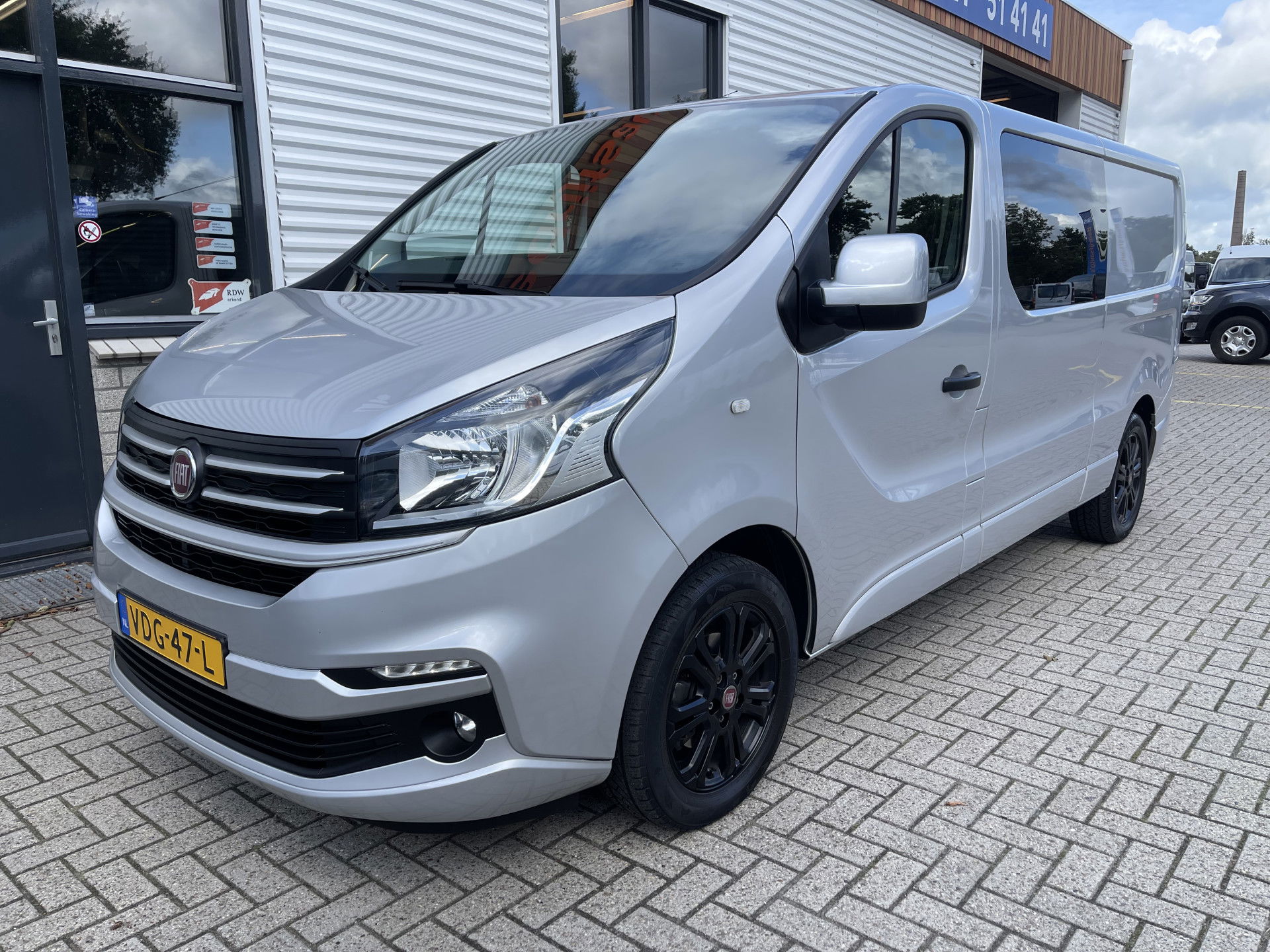 Fiat Talento 1.6 MJ 125pk EcoJet L2H1 luxe DC 5 persoons SX / vaste prijs rijklaar € 17.950 ex btw / lease vanaf € 302 / zilver metallic / euro 6 / bpm vrij / airco / cruise / navi / trekhaak !