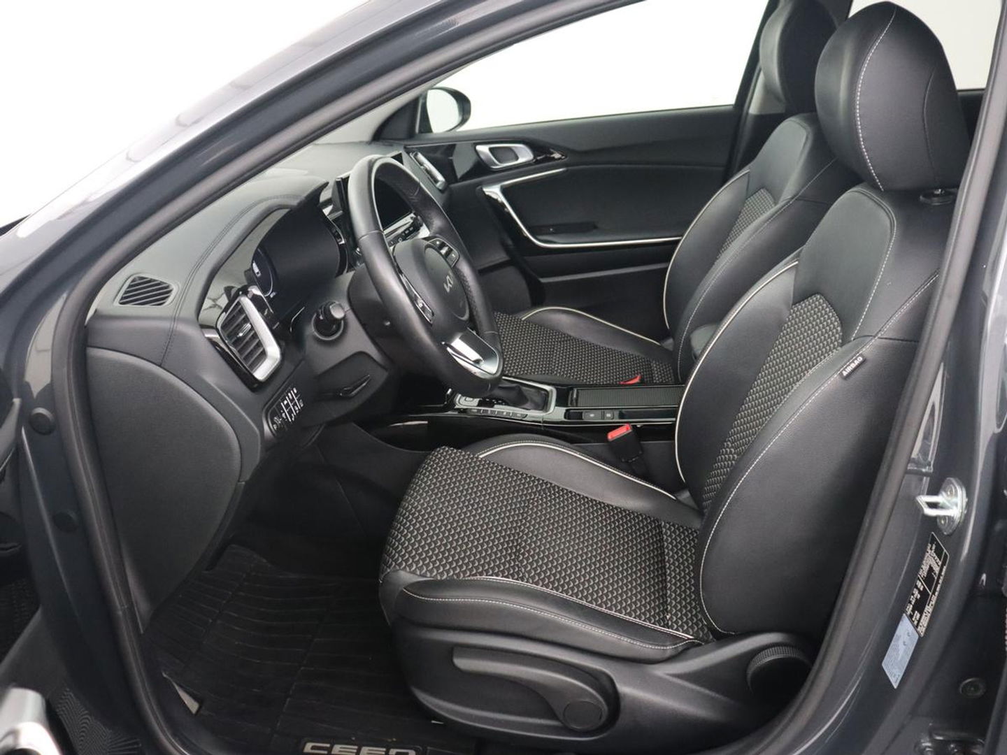 Kia Ceed Sportswagon 1.6 GDI PHEV ExecutiveLine | Automaat | Camera | Cruise control | Climate control | LMV 17 inch | LED | Stuurverwarming | Stoelverwarming | Lane assist | Navigatie