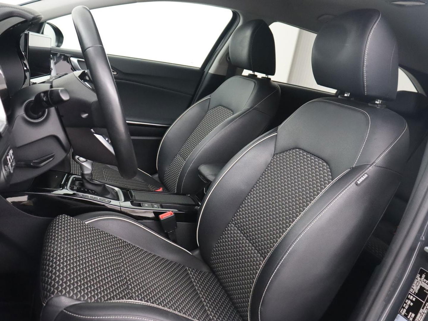 Kia Ceed Sportswagon 1.6 GDI PHEV ExecutiveLine | Automaat | Camera | Cruise control | Climate control | LMV 17 inch | LED | Stuurverwarming | Stoelverwarming | Lane assist | Navigatie