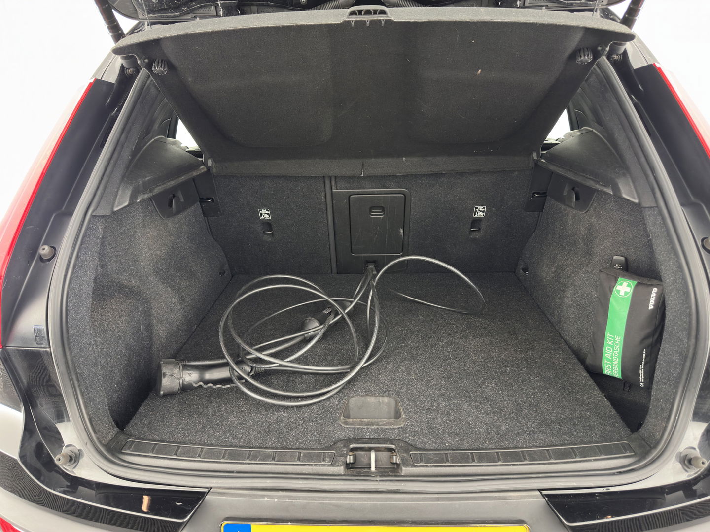Volvo XC40 Recharge P8 AWD R-Design [ 3-Fase ] { SOH-89%} (INCL-BTW) *PANO | LEATHER-ALCANTARA | DIGI-COCKPIT | FULL-LED | PREMIUM-AUDIO | CARPLAY | KEYLESS | NAVI-FULLMAP | ECC | PDC | HEATED-SPORTSEATS | BLIS | PRIVACY-GLASS | 19''ALU*