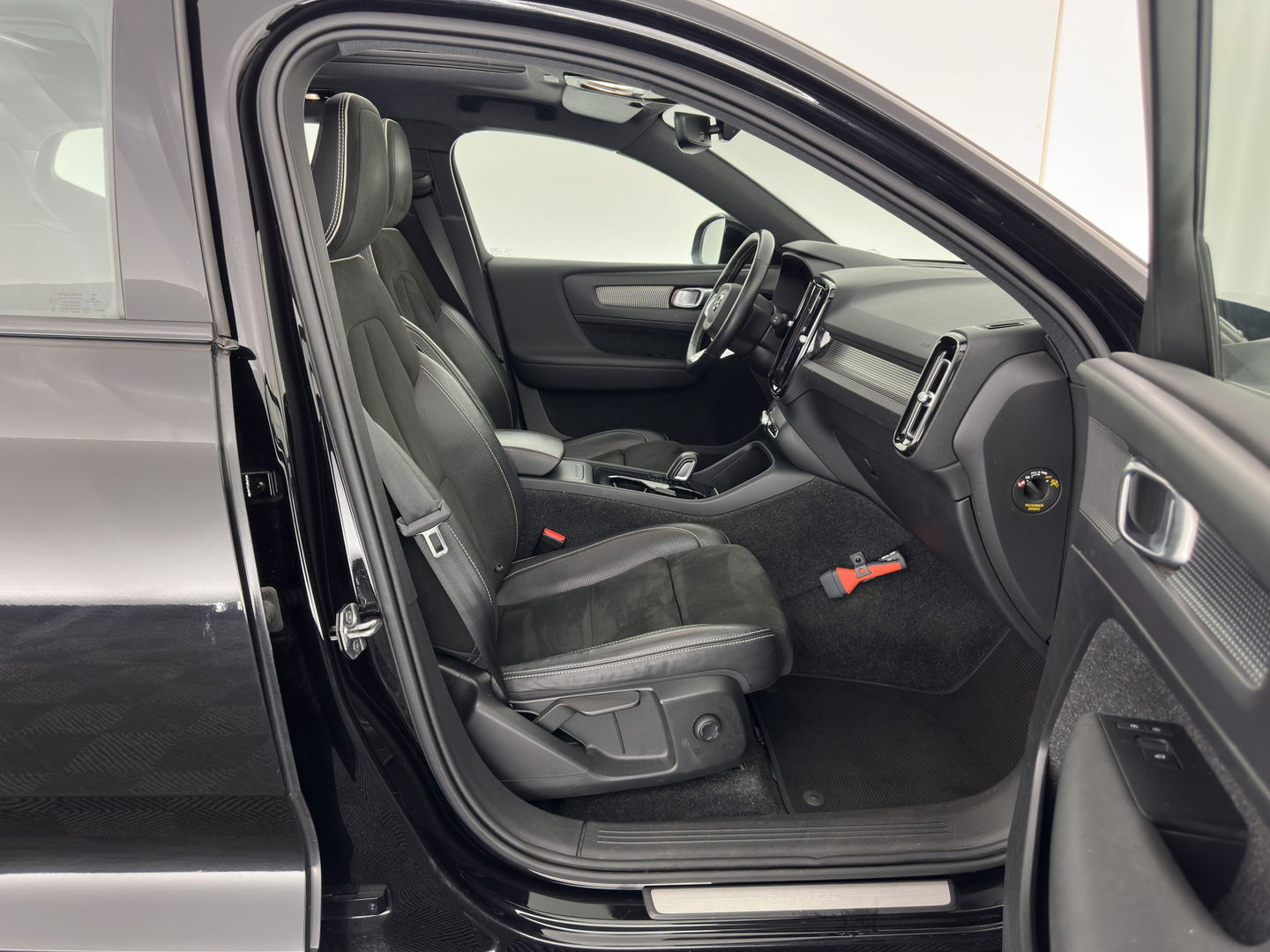Volvo XC40 Recharge P8 AWD R-Design [ 3-Fase ] { SOH-89%} (INCL-BTW) *PANO | LEATHER-ALCANTARA | DIGI-COCKPIT | FULL-LED | PREMIUM-AUDIO | CARPLAY | KEYLESS | NAVI-FULLMAP | ECC | PDC | HEATED-SPORTSEATS | BLIS | PRIVACY-GLASS | 19''ALU*
