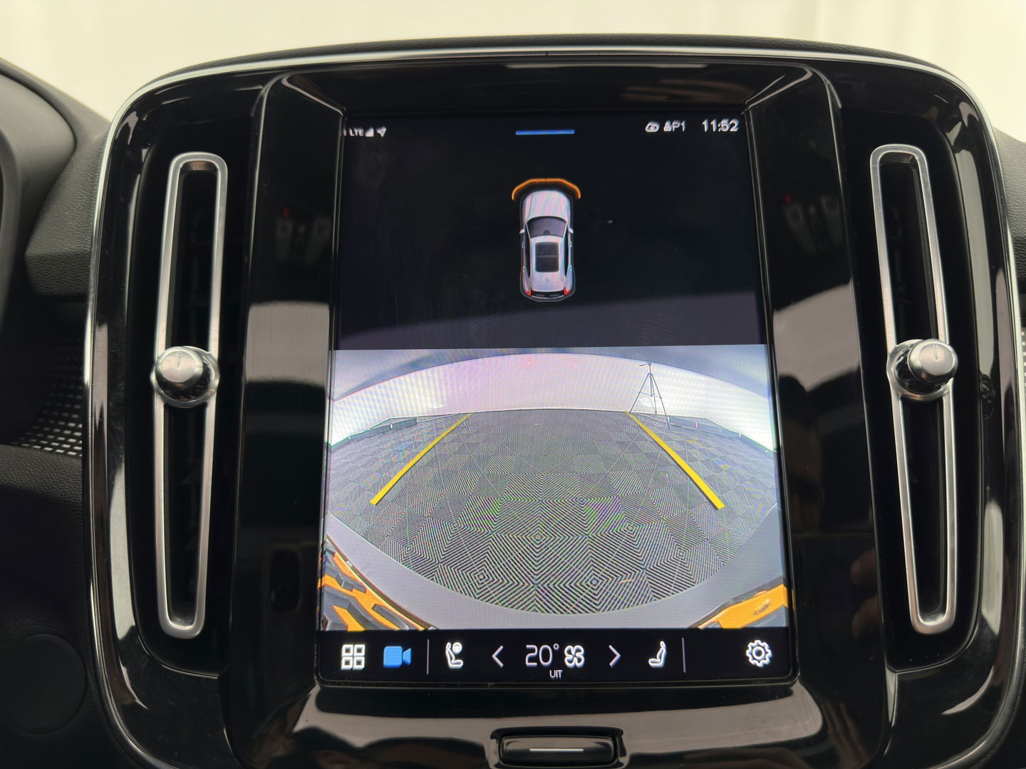 Volvo XC40 Recharge P8 AWD R-Design [ 3-Fase ] { SOH-89%} (INCL-BTW) *PANO | LEATHER-ALCANTARA | DIGI-COCKPIT | FULL-LED | PREMIUM-AUDIO | CARPLAY | KEYLESS | NAVI-FULLMAP | ECC | PDC | HEATED-SPORTSEATS | BLIS | PRIVACY-GLASS | 19''ALU*