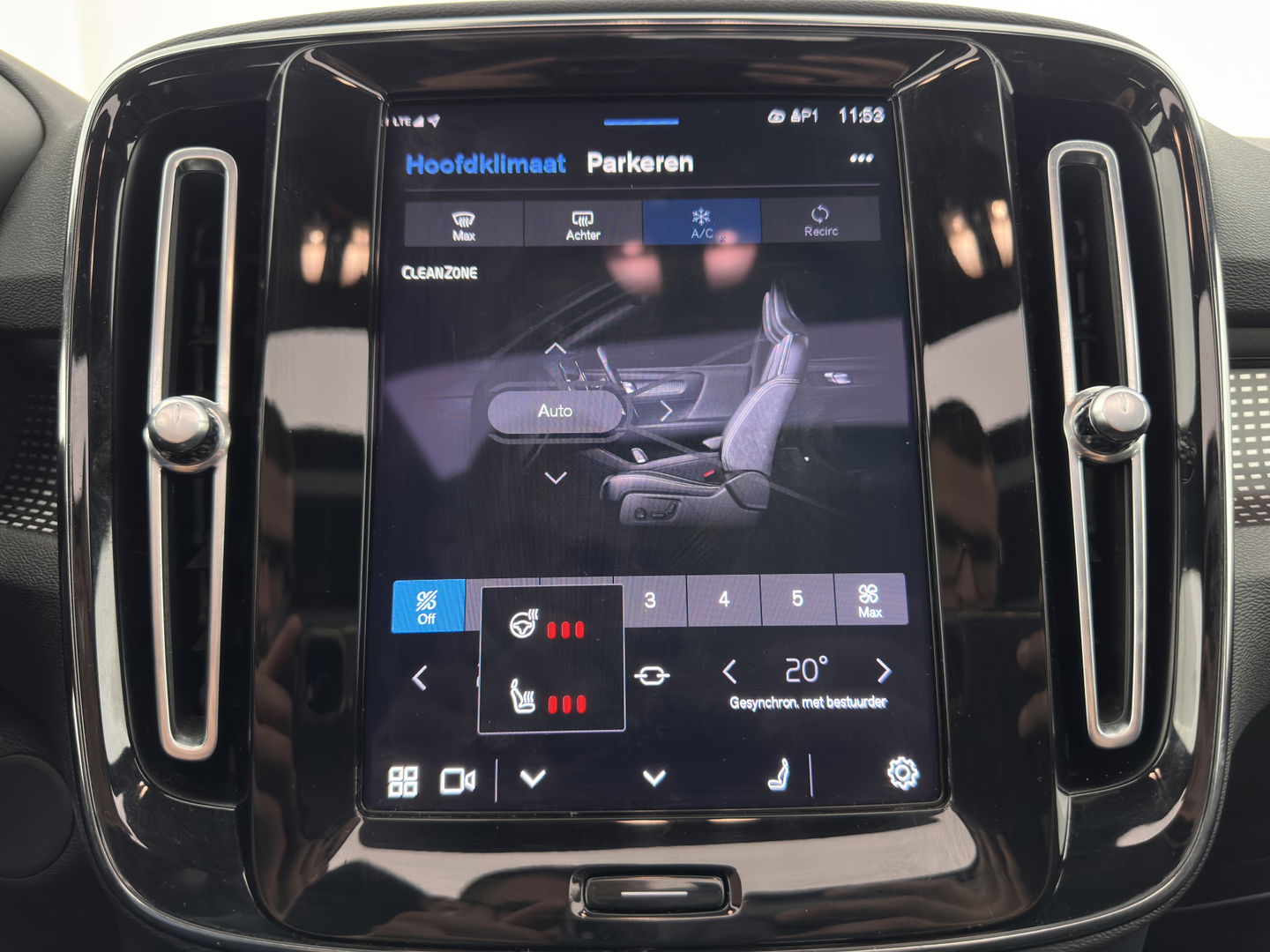 Volvo XC40 Recharge P8 AWD R-Design [ 3-Fase ] { SOH-89%} (INCL-BTW) *PANO | LEATHER-ALCANTARA | DIGI-COCKPIT | FULL-LED | PREMIUM-AUDIO | CARPLAY | KEYLESS | NAVI-FULLMAP | ECC | PDC | HEATED-SPORTSEATS | BLIS | PRIVACY-GLASS | 19''ALU*