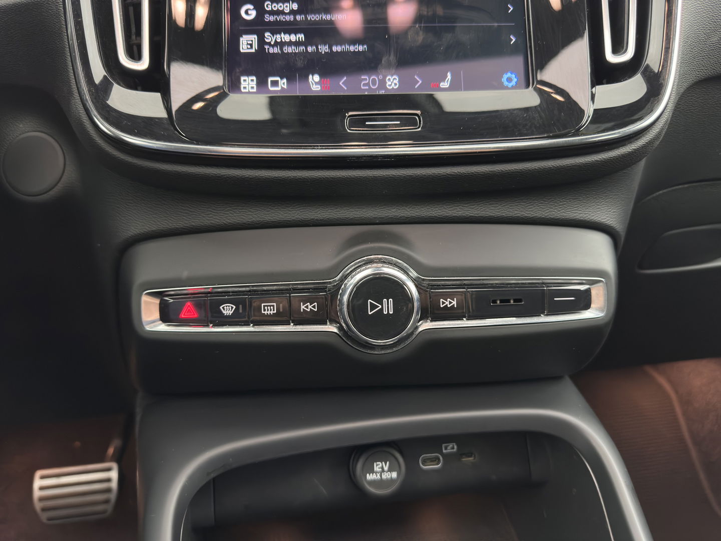 Volvo XC40 Recharge P8 AWD R-Design [ 3-Fase ] { SOH-89%} (INCL-BTW) *PANO | LEATHER-ALCANTARA | DIGI-COCKPIT | FULL-LED | PREMIUM-AUDIO | CARPLAY | KEYLESS | NAVI-FULLMAP | ECC | PDC | HEATED-SPORTSEATS | BLIS | PRIVACY-GLASS | 19''ALU*