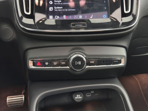 Volvo XC40 Recharge P8 AWD R-Design [ 3-Fase ] { SOH-89%} (INCL-BTW) *PANO | LEATHER-ALCANTARA | DIGI-COCKPIT | FULL-LED | PREMIUM-AUDIO | CARPLAY | KEYLESS | NAVI-FULLMAP | ECC | PDC | HEATED-SPORTSEATS | BLIS | PRIVACY-GLASS | 19''ALU*