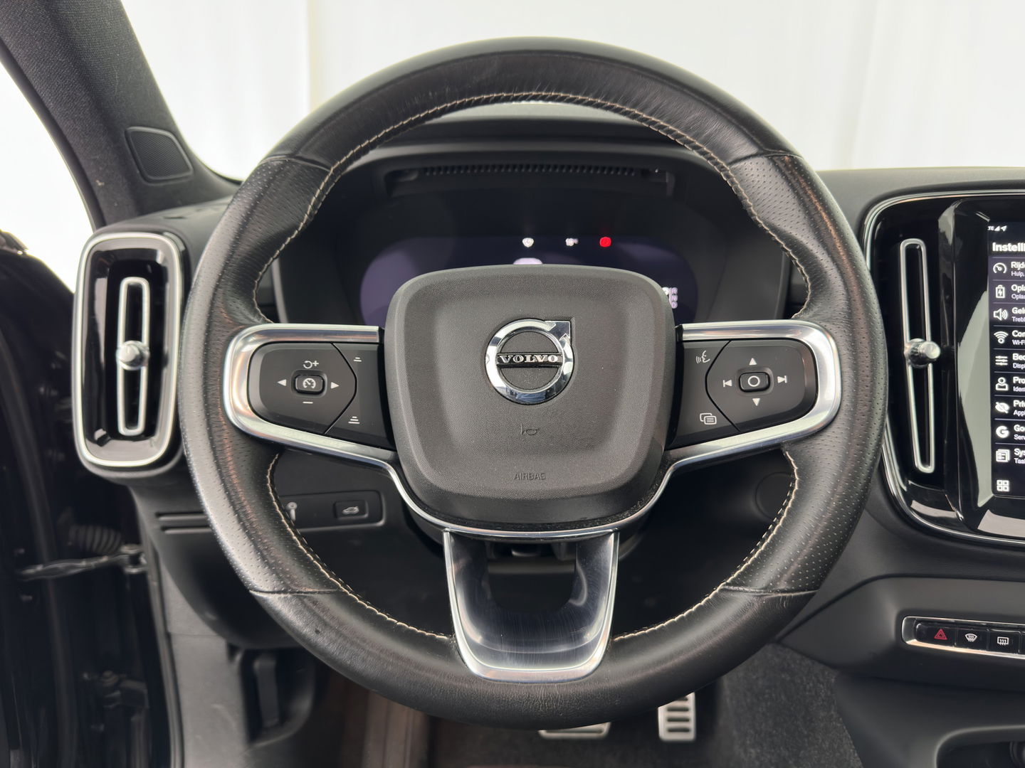 Volvo XC40 Recharge P8 AWD R-Design [ 3-Fase ] { SOH-89%} (INCL-BTW) *PANO | LEATHER-ALCANTARA | DIGI-COCKPIT | FULL-LED | PREMIUM-AUDIO | CARPLAY | KEYLESS | NAVI-FULLMAP | ECC | PDC | HEATED-SPORTSEATS | BLIS | PRIVACY-GLASS | 19''ALU*