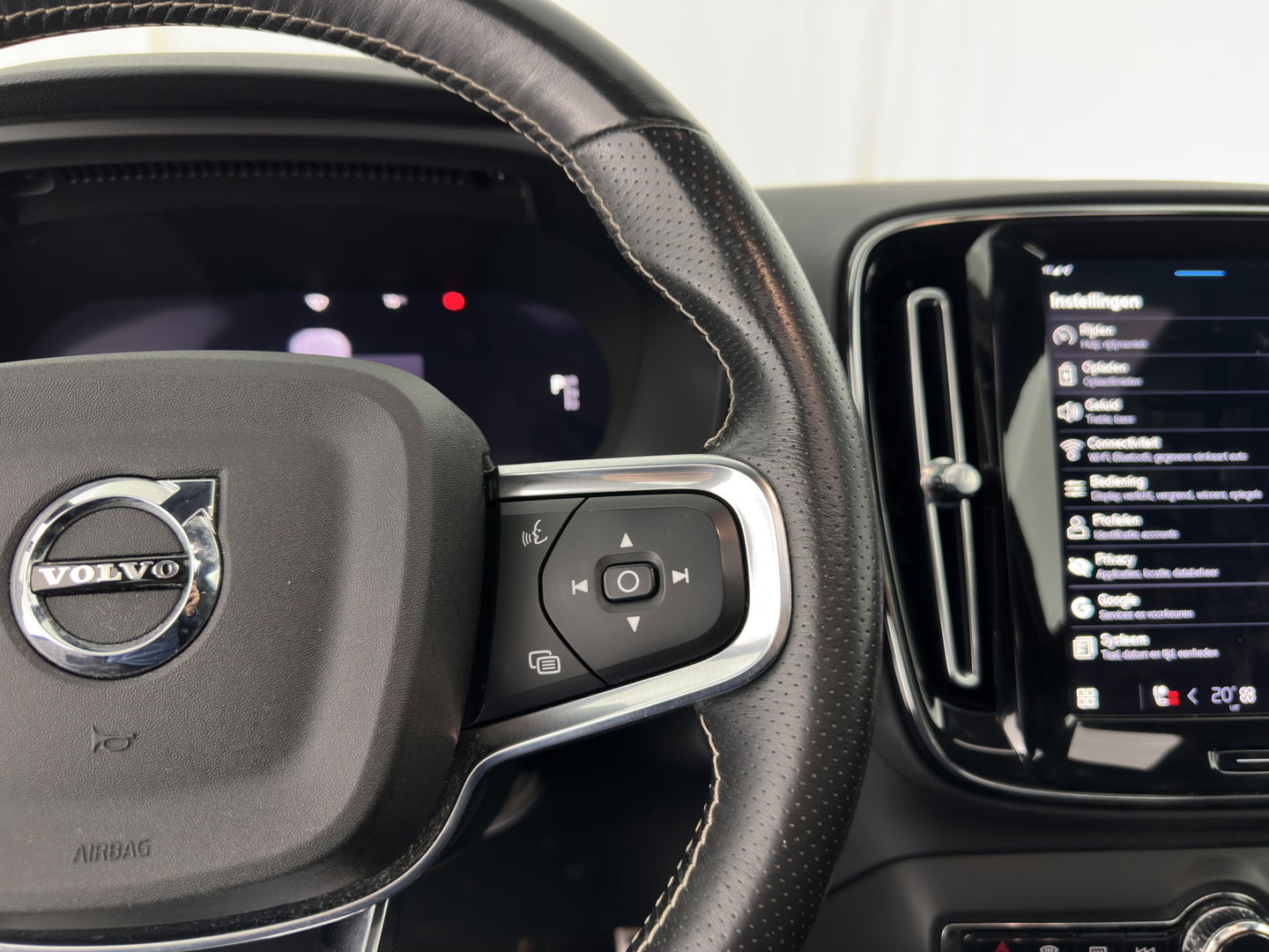 Volvo XC40 Recharge P8 AWD R-Design [ 3-Fase ] { SOH-89%} (INCL-BTW) *PANO | LEATHER-ALCANTARA | DIGI-COCKPIT | FULL-LED | PREMIUM-AUDIO | CARPLAY | KEYLESS | NAVI-FULLMAP | ECC | PDC | HEATED-SPORTSEATS | BLIS | PRIVACY-GLASS | 19''ALU*