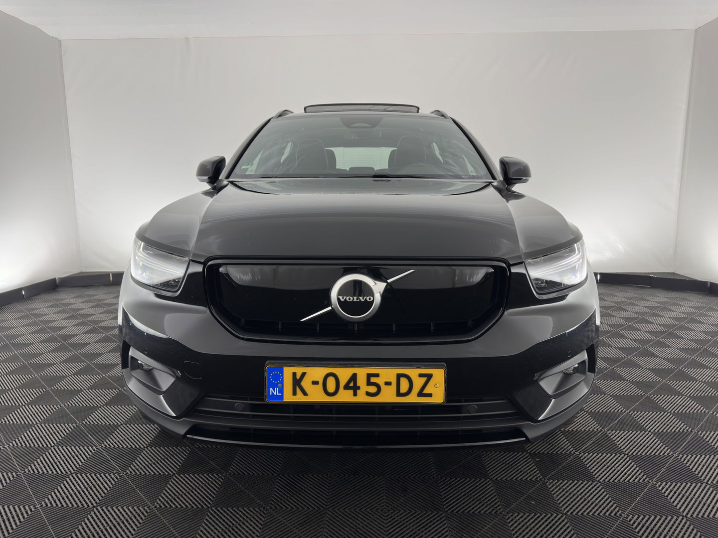 Volvo XC40 Recharge P8 AWD R-Design [ 3-Fase ] { SOH-89%} (INCL-BTW) *PANO | LEATHER-ALCANTARA | DIGI-COCKPIT | FULL-LED | PREMIUM-AUDIO | CARPLAY | KEYLESS | NAVI-FULLMAP | ECC | PDC | HEATED-SPORTSEATS | BLIS | PRIVACY-GLASS | 19''ALU*
