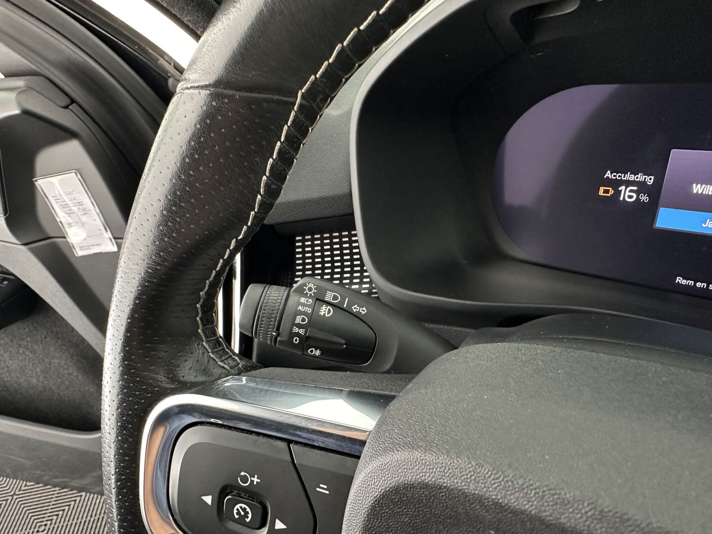 Volvo XC40 Recharge P8 AWD R-Design [ 3-Fase ] { SOH-89%} (INCL-BTW) *PANO | LEATHER-ALCANTARA | DIGI-COCKPIT | FULL-LED | PREMIUM-AUDIO | CARPLAY | KEYLESS | NAVI-FULLMAP | ECC | PDC | HEATED-SPORTSEATS | BLIS | PRIVACY-GLASS | 19''ALU*