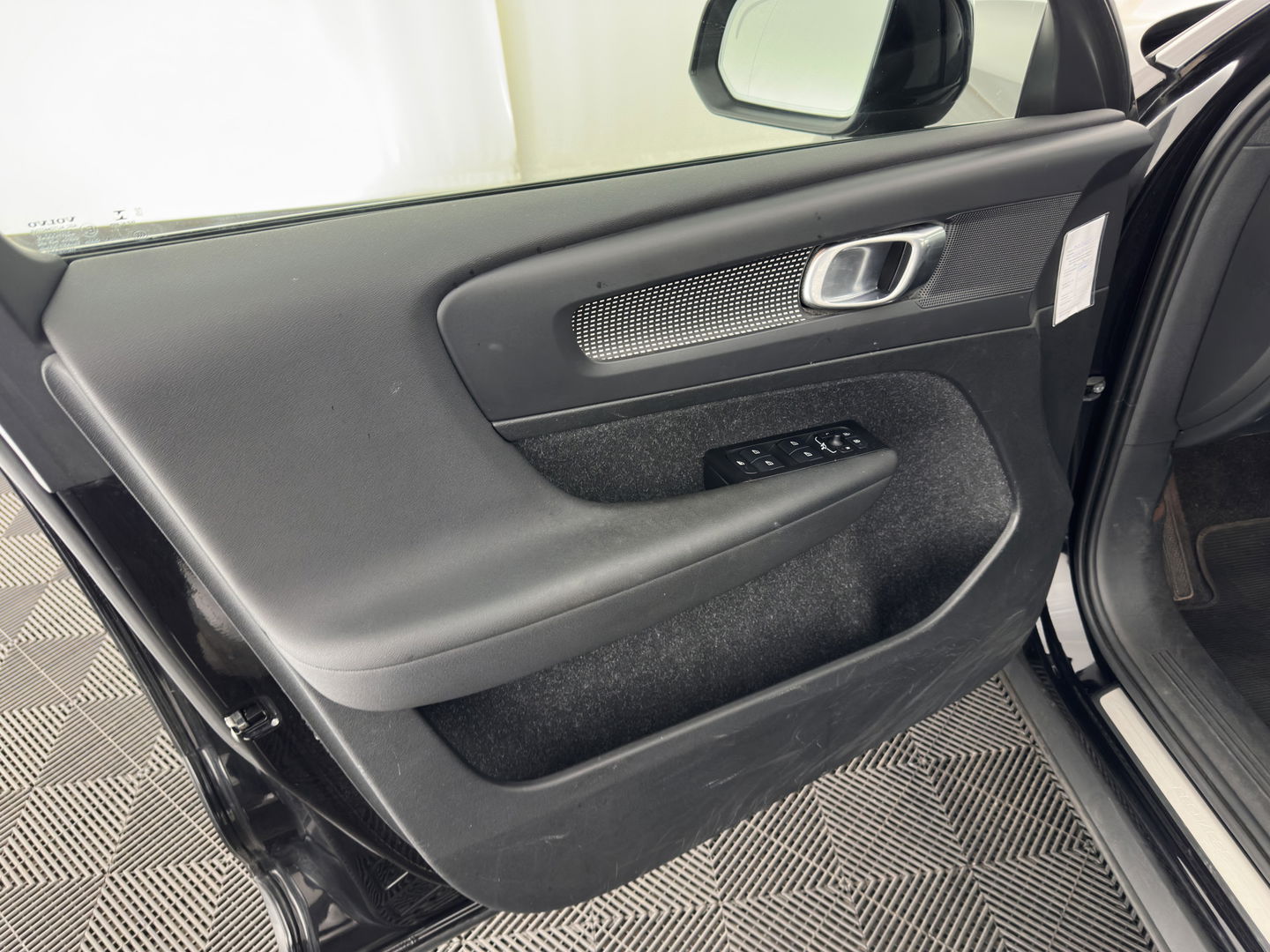 Volvo XC40 Recharge P8 AWD R-Design [ 3-Fase ] { SOH-89%} (INCL-BTW) *PANO | LEATHER-ALCANTARA | DIGI-COCKPIT | FULL-LED | PREMIUM-AUDIO | CARPLAY | KEYLESS | NAVI-FULLMAP | ECC | PDC | HEATED-SPORTSEATS | BLIS | PRIVACY-GLASS | 19''ALU*